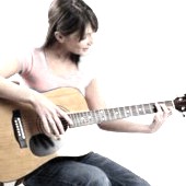 ¿Cómo puedo mejorar mi forma de tocar en la música?